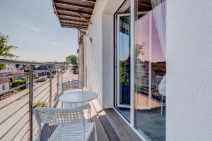 Balkón nebo terasa v ubytování Pod Winogronem - Apartamenty z basenem i wyżywieniem