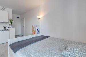 Postel nebo postele na pokoji v ubytování Pod Winogronem - Apartamenty z basenem i wyżywieniem