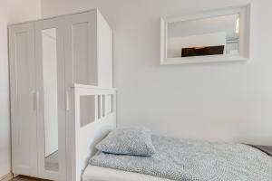 Postel nebo postele na pokoji v ubytování Pod Winogronem - Apartamenty z basenem i wyżywieniem