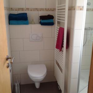 un piccolo bagno con servizi igienici e asciugamani di Klaassen- Ferienhaus Up Warf a Emden