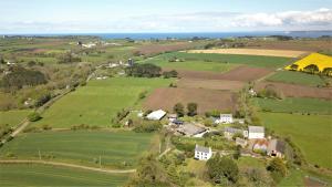 an aerial view of a farm with green fields at Les chambres d'hotes du cosquer in Beuzec-Cap-Sizun
