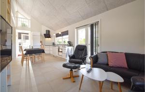 - un salon avec un canapé et une table dans l'établissement Awesome Home In Kerteminde With Wifi, à Kerteminde