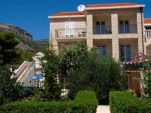 a building with a staircase in front of a mountain at Villa Jasmin in Bol