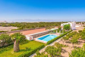 een luchtzicht op een villa met een zwembad bij Villa Menorca Verde 1 by Mauter Villas in Ciutadella