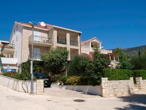 a building with a car parked in front of it at Villa Jasmin in Bol