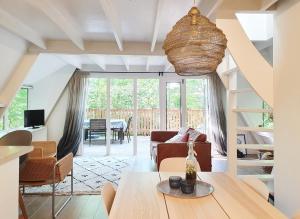 a living room with a couch and a table at Modern A-Frame vakantiehuis Durbuy Ardennen in Durbuy