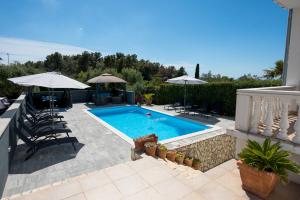 Bazén v ubytovaní Villa Natura with private pool alebo v jeho blízkosti