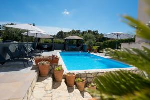 Bazén v ubytovaní Villa Natura with private pool alebo v jeho blízkosti