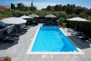 Bazén v ubytovaní Villa Natura with private pool alebo v jeho blízkosti
