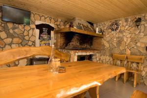 Televízia a/alebo spoločenská miestnosť v ubytovaní Villa Natura with private pool