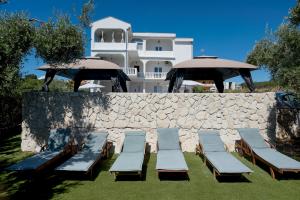 Vonkajšia záhrada v ubytovaní Villa Natura with private pool