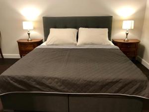 Łóżko lub łóżka w pokoju w obiekcie Srokowski Dwór 1 - Mazurski Dwór