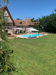 une maison avec une piscine dans une cour dans l'établissement Marquise Barbot, à Courcouronnes