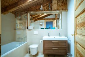a bathroom with a sink and a toilet and a tub at Das Sterf in Willershagen +13 photos