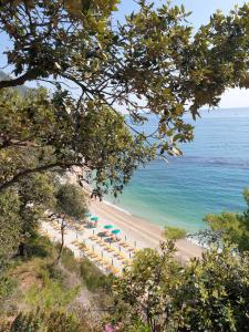 una playa con sillas y sombrillas y el océano en La Dolce Vita, en Castelfidardo