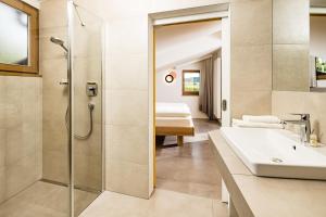y baño con ducha y lavamanos. en Apartments Seewinkel en Caldaro