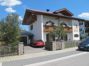ein Haus, vor dem Autos parken in der Unterkunft Apartment Anda in Garmisch-Partenkirchen