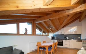 eine Küche mit Tisch und Stühlen in einem Zimmer in der Unterkunft Apartment Anda in Garmisch-Partenkirchen