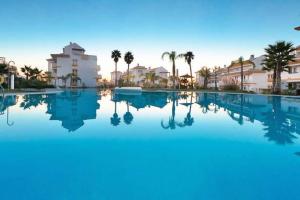 Bazén v ubytování El Casa Blanca - Golf Resort in La Cala de Mijas nebo v jeho okolí