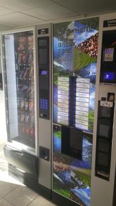 una máquina expendedora de bebidas en una tienda con bebidas en Premiere Classe Bayeux en Bayeux