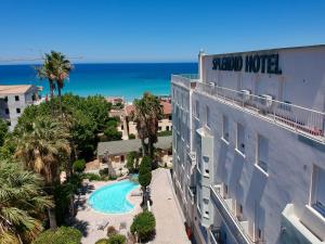 eine Luftansicht eines Hotels mit Meerblick im Hintergrund in der Unterkunft Splendid Hôtel in LʼÎle-Rousse