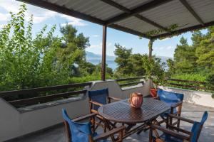 A balcony or terrace at ILIOCHARI sea view apartments Oropos - Kalamos