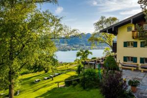vista sul lago da una casa di Der Westerhof Hotel a Tegernsee