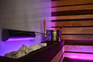 bar z butelką wina i kamieniami w obiekcie Hotel Touring Wellness & Beauty w mieście Fiuggi