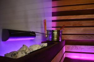 - un bar avec une bouteille de vin et des rochers dans l'établissement Hotel Touring Wellness & Beauty, à Fiuggi