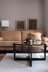 ein Wohnzimmer mit einem Sofa und einem Couchtisch in der Unterkunft SAXX Apartments "Goldberg Karree" in Hagen