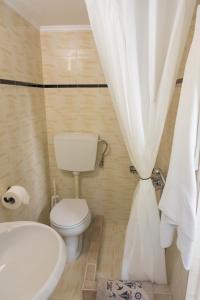 A bathroom at ILIOCHARI sea view apartments Oropos - Kalamos