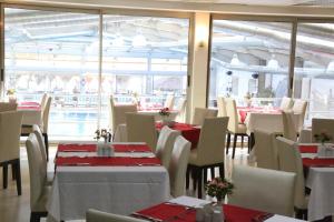 A restaurant or other place to eat at Kumburgaz Blue World Hotel