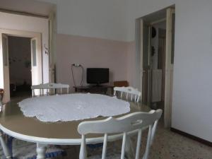 einen weißen Tisch und Stühle in einem Zimmer in der Unterkunft La casa sulla dolina in Campoli Appennino
