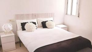 Tempat tidur dalam kamar di Portonovo Suites by Serendipia Turismo