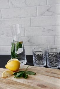 un limón en una tabla de cortar junto a dos vasos en Fabel aan Zee, en Zandvoort