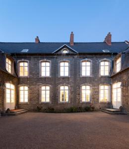 um grande edifício de tijolos com muitas janelas em The Stay Well em Boulogne-sur-Mer