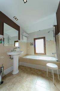 Ett badrum på Hotel La Barrosa