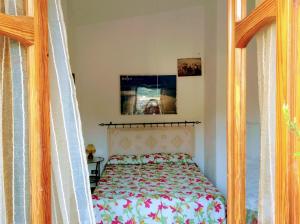sypialnia z łóżkiem w pokoju w obiekcie Casa Vacanze Sole e Mare w mieście Teulada