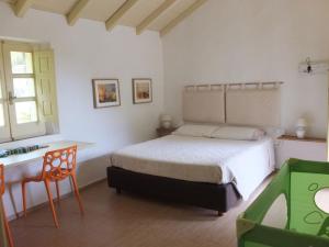 A bed or beds in a room at LI PIREDDI