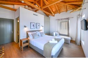 una camera con un grande letto e un divano di Selinitsa Residence Mani ad Agios Nikolaos