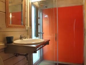 A bathroom at LI PIREDDI