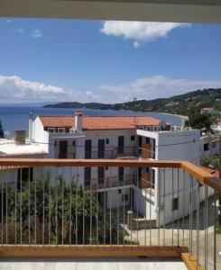 einen Balkon mit Blick auf ein Haus in der Unterkunft Megali Ammos House in Megali Ammos