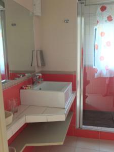 A bathroom at LI PIREDDI