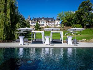 Bazén v ubytování Hôtel L'Incomparable by Les Etincelles nebo v jeho okolí