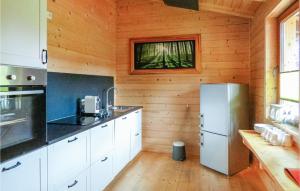 Kuchyň nebo kuchyňský kout v ubytování Awesome Home In Merzalben With House A Panoramic View
