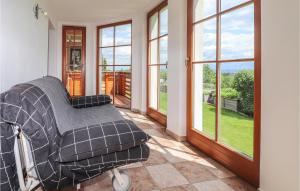 una cama de hospital en una habitación con ventanas en Gorgeous Apartment In Techelsberg With House A Mountain View en Sankt Martin am Techelsberg