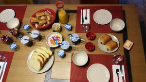 una mesa con platos de comida y pan. en 8 Le Chiron de la Roche 85130 Chanverrie, en La Verrie