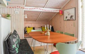 uma sala de jantar com uma mesa de madeira e cadeiras em 2 Bedroom Lovely Home In Sby em Sæby
