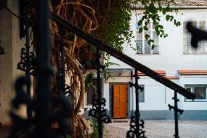 une maison avec une porte orange à l'avant dans l'établissement Samuel Wagner, à Sibiu