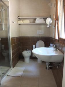 A bathroom at LI PIREDDI